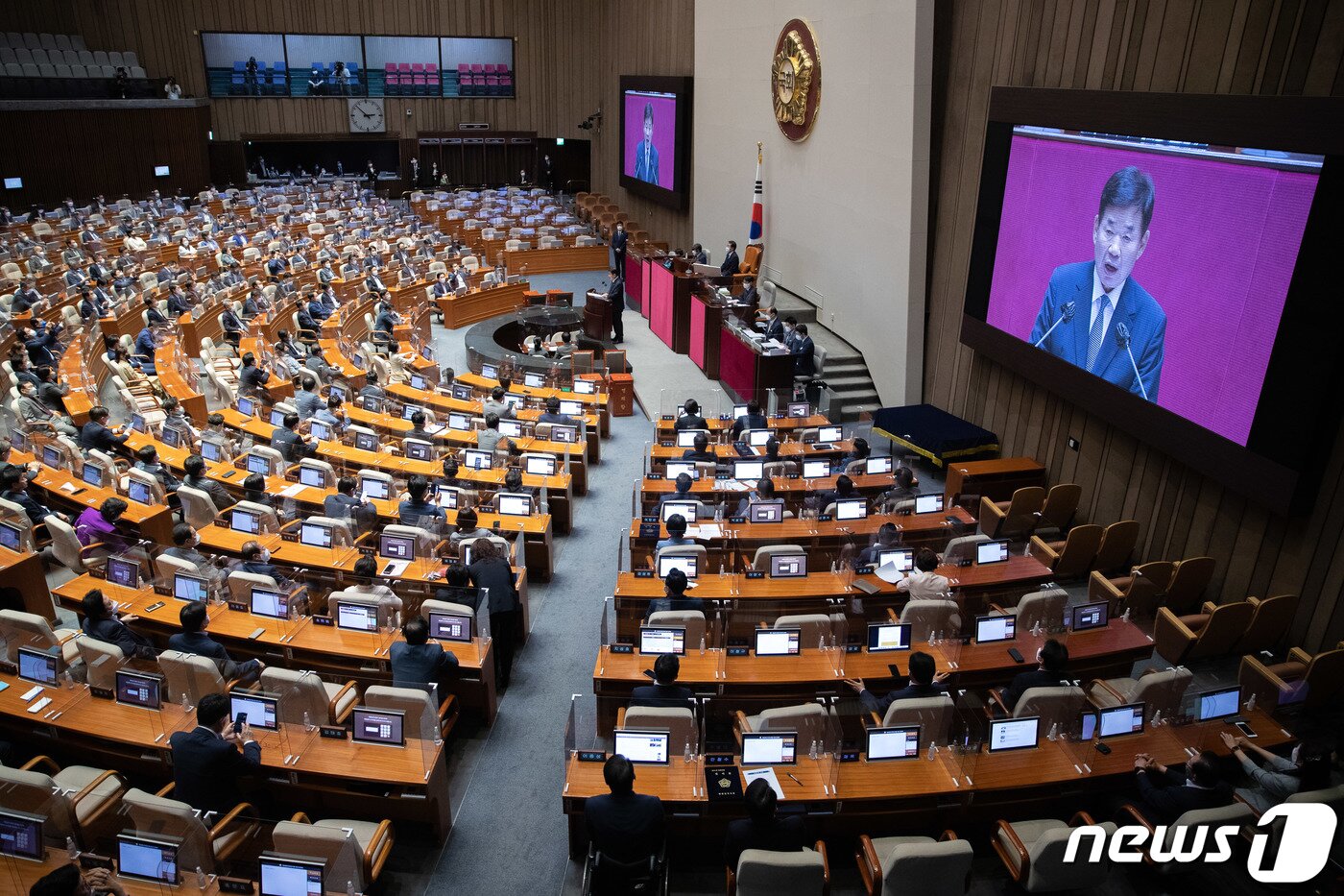 본문 이미지 - 김진표 신임 국회의장이 4일 오후 서울 여의도 국회에서 열린 제398회 국회(임시회) 제1차 본회의에서 당선 인사를 하고 있다. 2022.7.4/뉴스1 ⓒ News1 이재명 기자