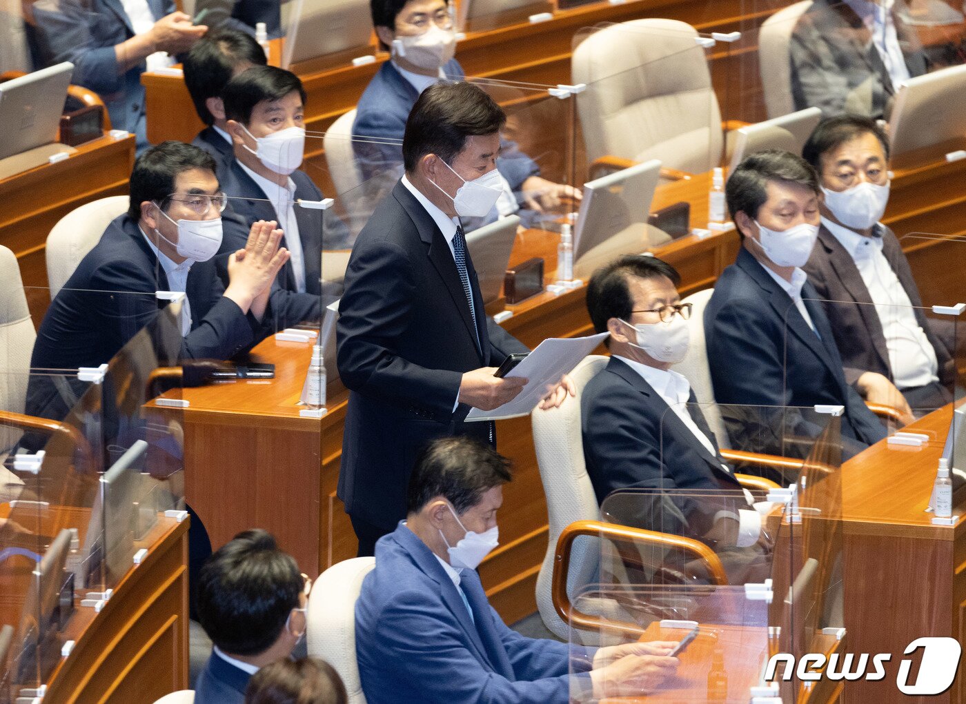 본문 이미지 - 김진표 신임 국회의장이 4일 오후 서울 여의도 국회에서 열린 제398회 국회(임시회) 제1차 본회의에서 당선 인사를 하기 위해 단상으로 향하고 있다. 2022.7.4/뉴스1 ⓒ News1 이재명 기자