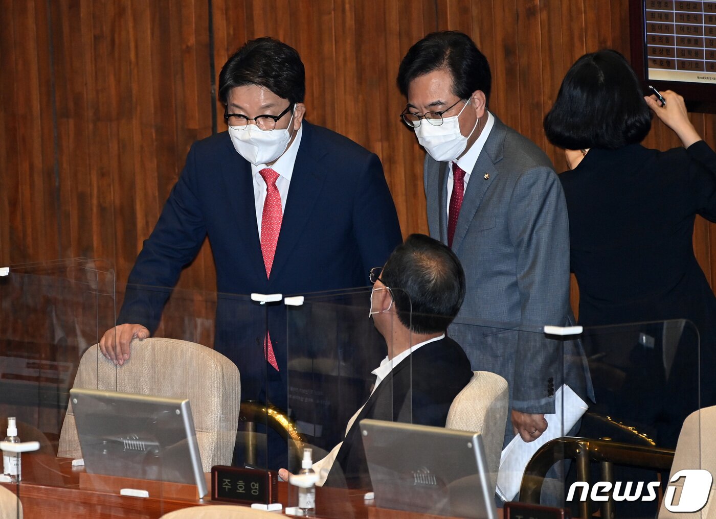 본문 이미지 - 권성동 국민의힘 원내대표와 송언석 원내수석부대표가 4일 오후 서울 여의도 국회에서 열린 제398회 국회(임시회) 제1차 본회의에 참석하며 주호영 의원과 대화하고 있다. (공동취재) 2022.7.4/뉴스1 ⓒ News1 이재명 기자