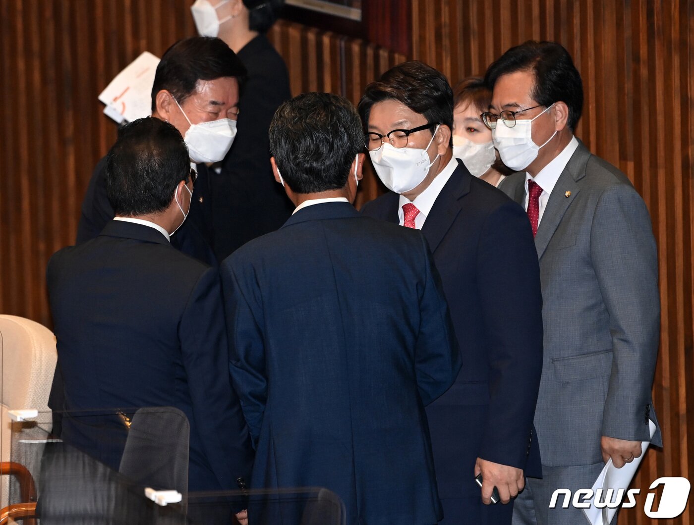 본문 이미지 - 권성동 국민의힘 원내대표가 4일 오후 서울 여의도 국회에서 열린 제398회 국회(임시회) 제1차 본회의에 참석하며 박홍근 더불어민주당 원내대표와 인사하고 있다. (공동취재) 2022.7.4/뉴스1 ⓒ News1 이재명 기자