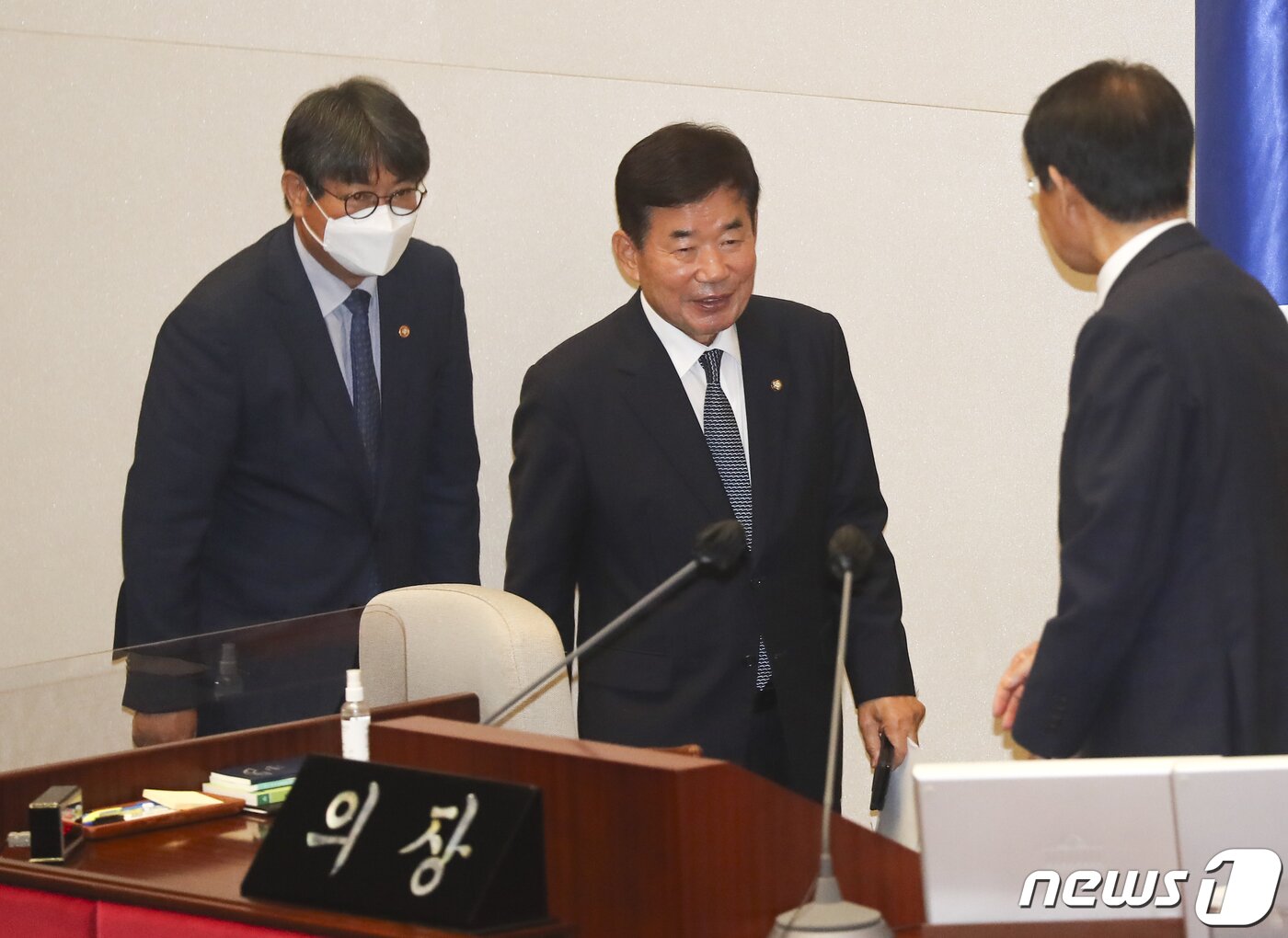 본문 이미지 - 김진표 신임 국회의장이 4일 오후 서울 여의도 국회에서 열린 제398회 국회(임시회) 제1차 본회의에서 의장석으로 향하고 있다. (공동취재) 2022.7.4/뉴스1 ⓒ News1 이재명 기자