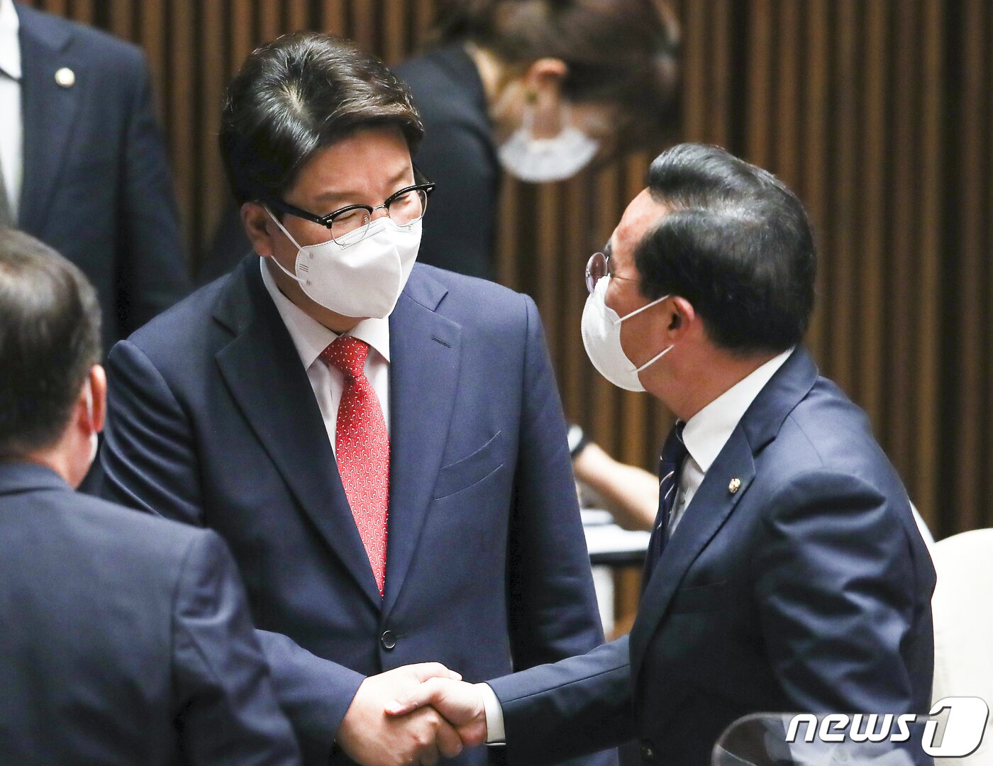 본문 이미지 - 권성동 국민의힘 원내대표(왼쪽)와 박홍근 더불어민주당 원내대표가 일 오후 서울 여의도 국회에서 열린 제398회 국회(임시회) 제1차 본회의에서 인사하고 있다. (공동취재) 2022.7.4/뉴스1 ⓒ News1 이재명 기자