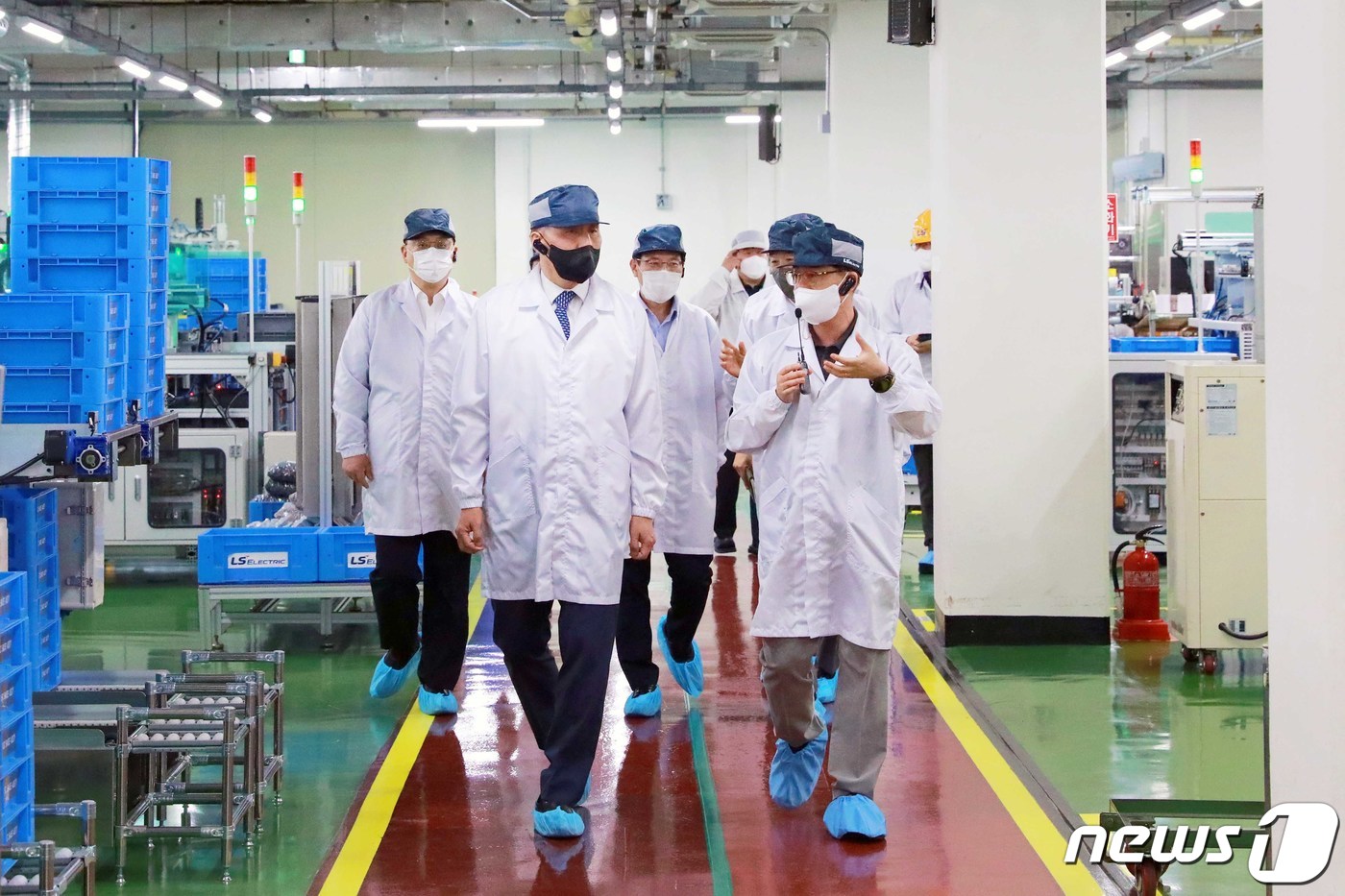 (서울=뉴스1) = 장영진 산업통상자원부 1차관이 4일 오후 충북 청주시 흥덕구 LS일렉트릭 청주 제1공장에서 생산라인을 둘러보고 있다. (산업통상자원부 제공) 2022.7.4/뉴 …