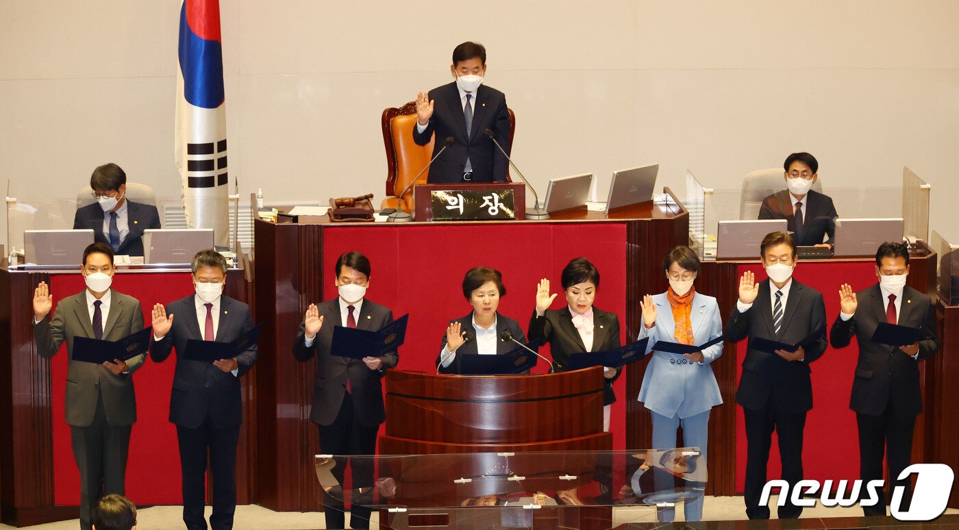 본문 이미지 - 안철수 국민의힘 의원과 이재명 더불어민주당 의원 등 6·1 보궐선거에 당선된 의원들이 4일 오후 서울 여의도 국회에서 열린 제398회 국회(임시회) 제1차 본회의에서 국회의원 선서를 하고 있다. 왼쪽부터 김한규 더불어민주당 의원, 박정하 국민의힘 의원, 안 의원, 김영선, 최영희, 이인선 국민의힘 의원, 이 의원, 장동혁 국민의힘 의원. (공동취재) 2022.7.4/뉴스1 ⓒ News1 이재명 기자
