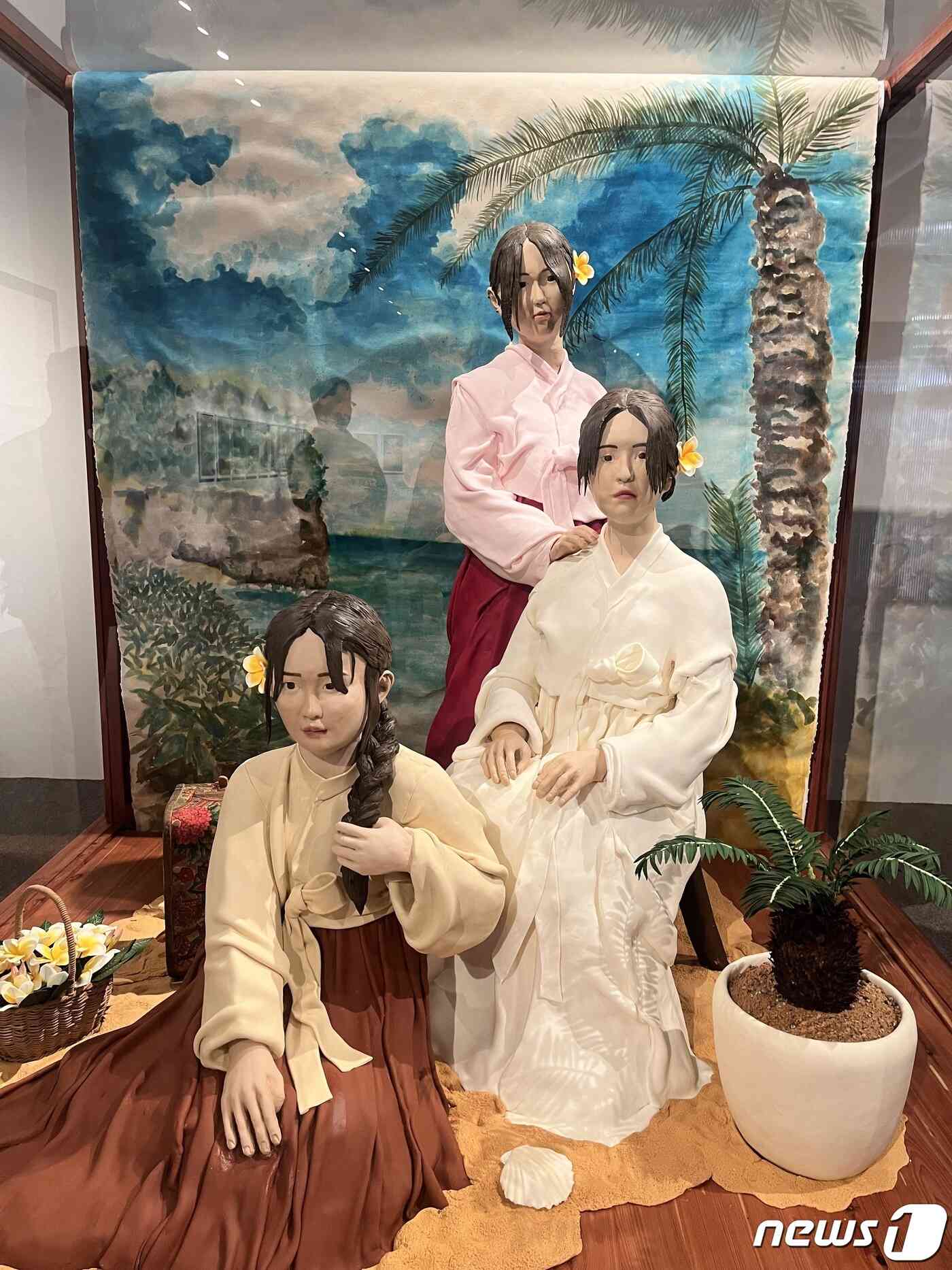 정연두의 '사진 신부', 2022, 설탕조각, 목재 유리장, 사탕수수 종이에 잉크, 220x273x246㎝. © 뉴스1 조재현 기자