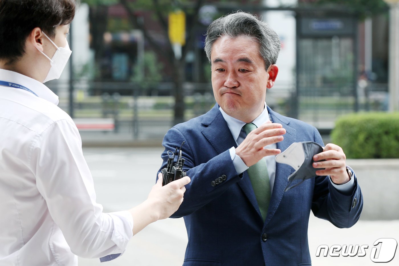 본문 이미지 - 윤희근 신임 경찰청장 내정자가 5일 오전 서울 서대문구 국가경찰위원회에서 열린 차기 경찰청장 임명제청동의안 심의위원회에 출석하며 취재진의 질문에 답하기 앞서 마스크를 벗고 있다. 2022.7.5/뉴스1 ⓒ News1 민경석 기자