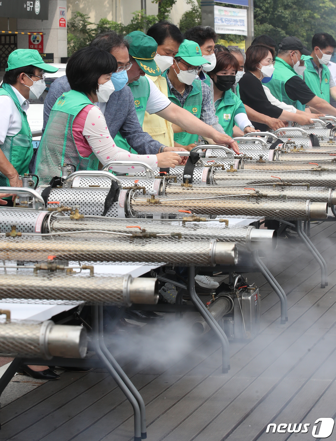 (서울=뉴스1) 송원영 기자 = 5일 서울 성북구청 앞에서 이승로 성북구청장과 새마을지도자 방역 봉사대 등이 러브버그 대응을 위해 방역기 시연을 하고 있다.러브버그의 정식 명칭은 …