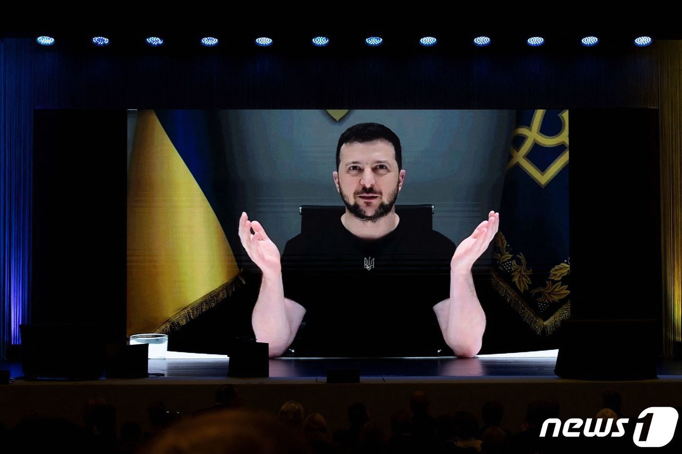 본문 이미지 - 볼로디미르 젤렌스키 우크라이나 대통령이 4일(현지시간) 스위스 루가노에서 열린 우크라이나 재건회의의 화상 연설서 “우크라이나를 재건하는 것이 민주주의의 공통 과제라며 전쟁으로 피폐해진 우크라이나의 회복은 세계 평화에 도움이 될 것”이라고 밝히고 있다. ⓒ AFP=뉴스1 ⓒ News1 우동명 기자