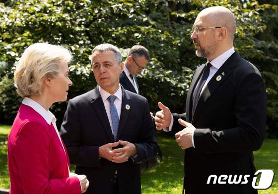 [사진] 조율하는 EU 집행위원장과 우크라 총리, 스위스 대통령