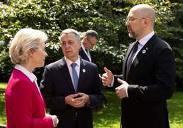 [사진] 조율하는 EU 집행위원장과 우크라 총리, 스위스 대통령