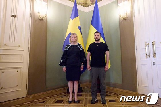 [사진] 키이우 찾은 스웨덴 총리와 포즈 취하는 젤렌스키