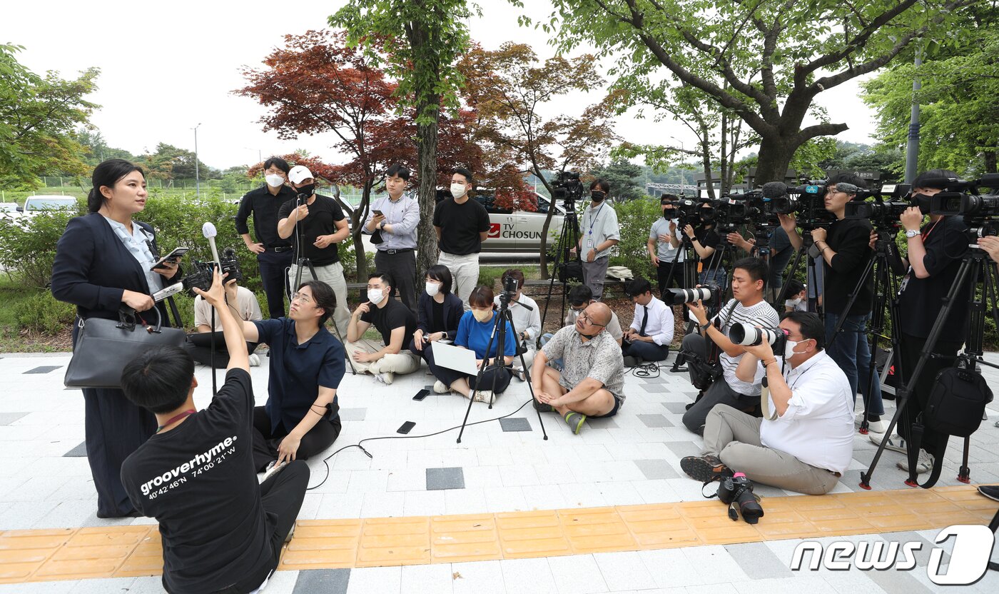본문 이미지 - 김성진 아이카이스트 대표의 법률 대리인인 김소연 변호사가 5일 오후 경기 의왕시 서울구치소 앞에서 취재진의 질문에 답하고 있다. 2022.7.5/뉴스1 ⓒ News1 신웅수 기자