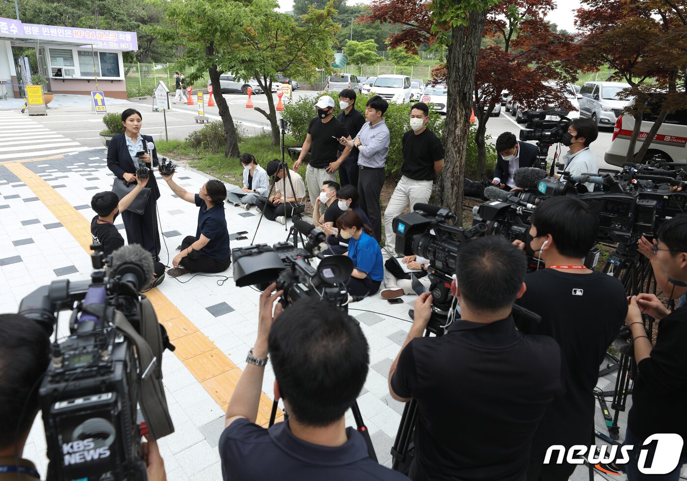 본문 이미지 - 김성진 아이카이스트 대표의 법률 대리인인 김소연 변호사가 5일 오후 경기 의왕시 서울구치소 앞에서 취재진의 질문에 답하고 있다.  2022.7.5/뉴스1 ⓒ News1 신웅수 기자