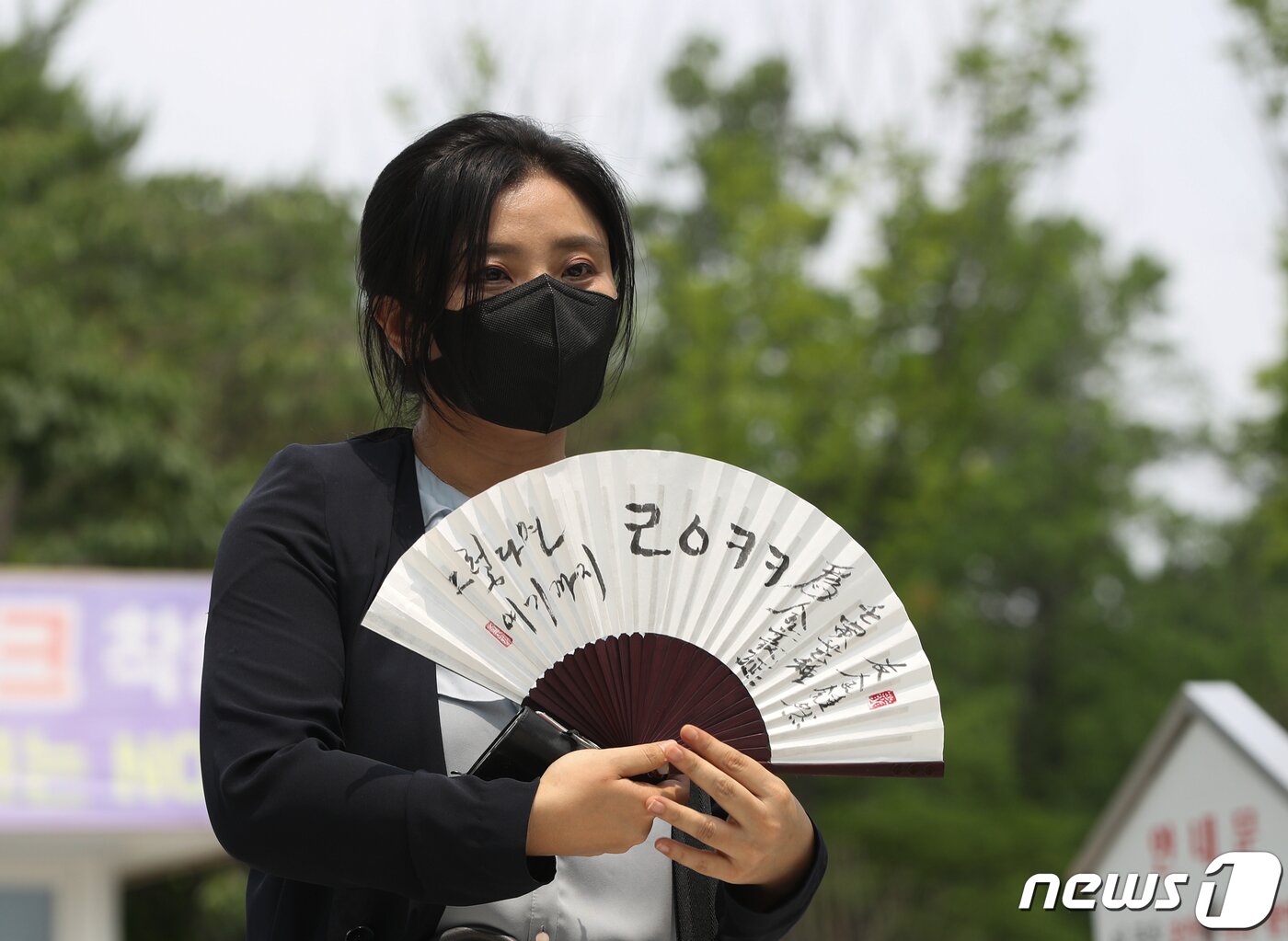 본문 이미지 - 김성진 아이카이스트 대표의 법률 대리인인 김소연 변호사가 5일 오후 경기 의왕시 서울구치소 앞에서 취재진의 질문에 답하고 있다.  2022.7.5/뉴스1 ⓒ News1 신웅수 기자