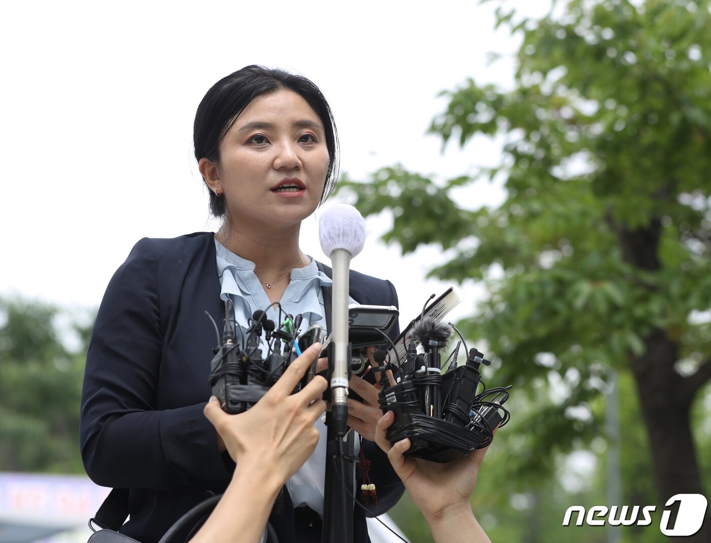 본문 이미지 - 김성진 아이카이스트 대표의 법률 대리인인 김소연 변호사가 5일 오후 경기 의왕시 서울구치소 앞에서 취재진의 질문에 답하고 있다.  2022.7.5/뉴스1 ⓒ News1 신웅수 기자