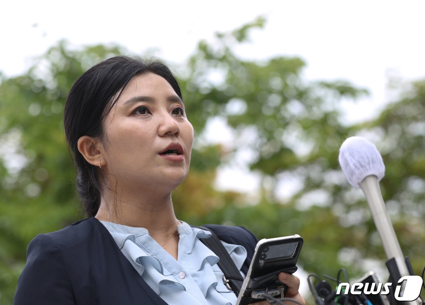 본문 이미지 - 김성진 아이카이스트 대표의 법률 대리인인 김소연 변호사가 5일 오후 경기 의왕시 서울구치소 앞에서 취재진의 질문에 답하고 있다.  2022.7.5/뉴스1 ⓒ News1 신웅수 기자