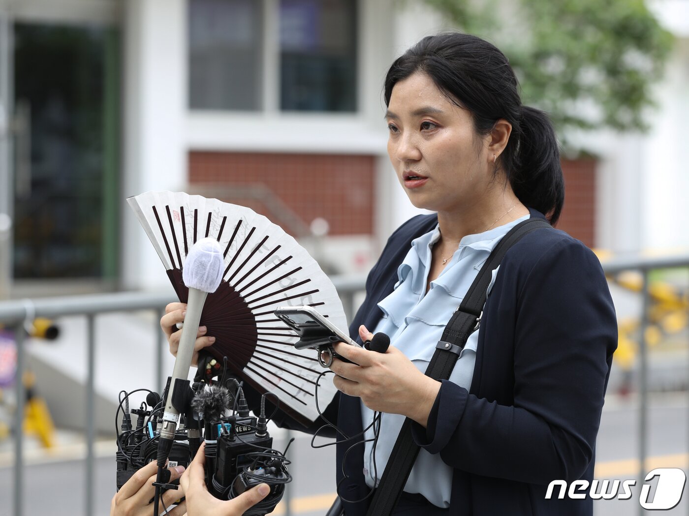 본문 이미지 - 김성진 아이카이스트 대표의 법률 대리인인 김소연 변호사가 5일 오후 경기 의왕시 서울구치소 앞에서 취재진의 질문에 답하고 있다. 2022.7.5/뉴스1 ⓒ News1 신웅수 기자