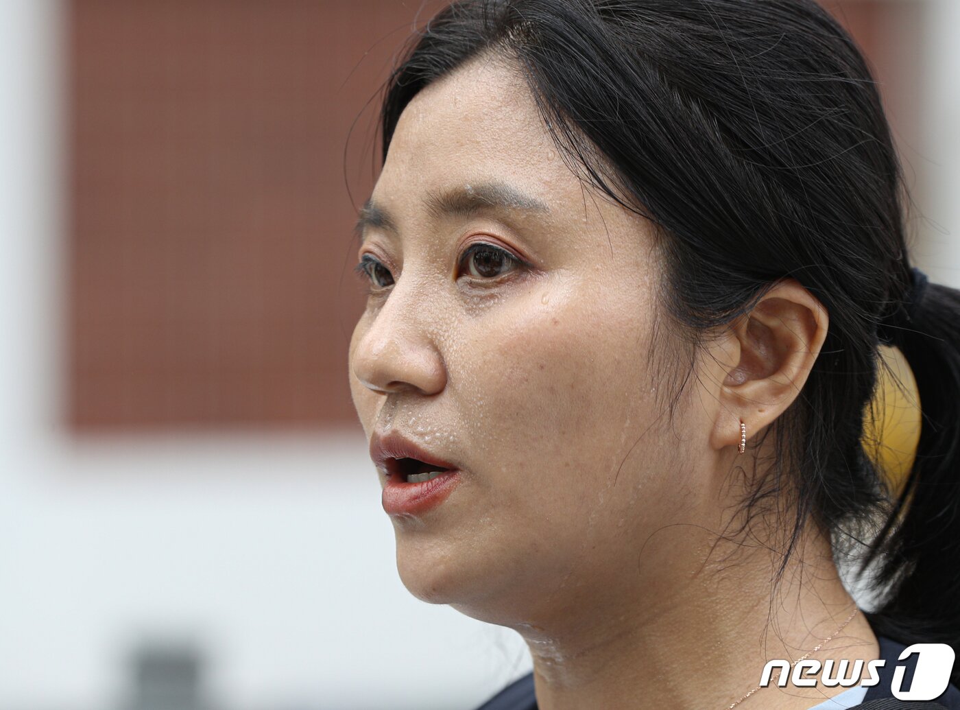 본문 이미지 - 김성진 아이카이스트 대표의 법률 대리인인 김소연 변호사가 5일 오후 경기 의왕시 서울구치소 앞에서 취재진의 질문에 답하고 있다. 2022.7.5/뉴스1 ⓒ News1 신웅수 기자