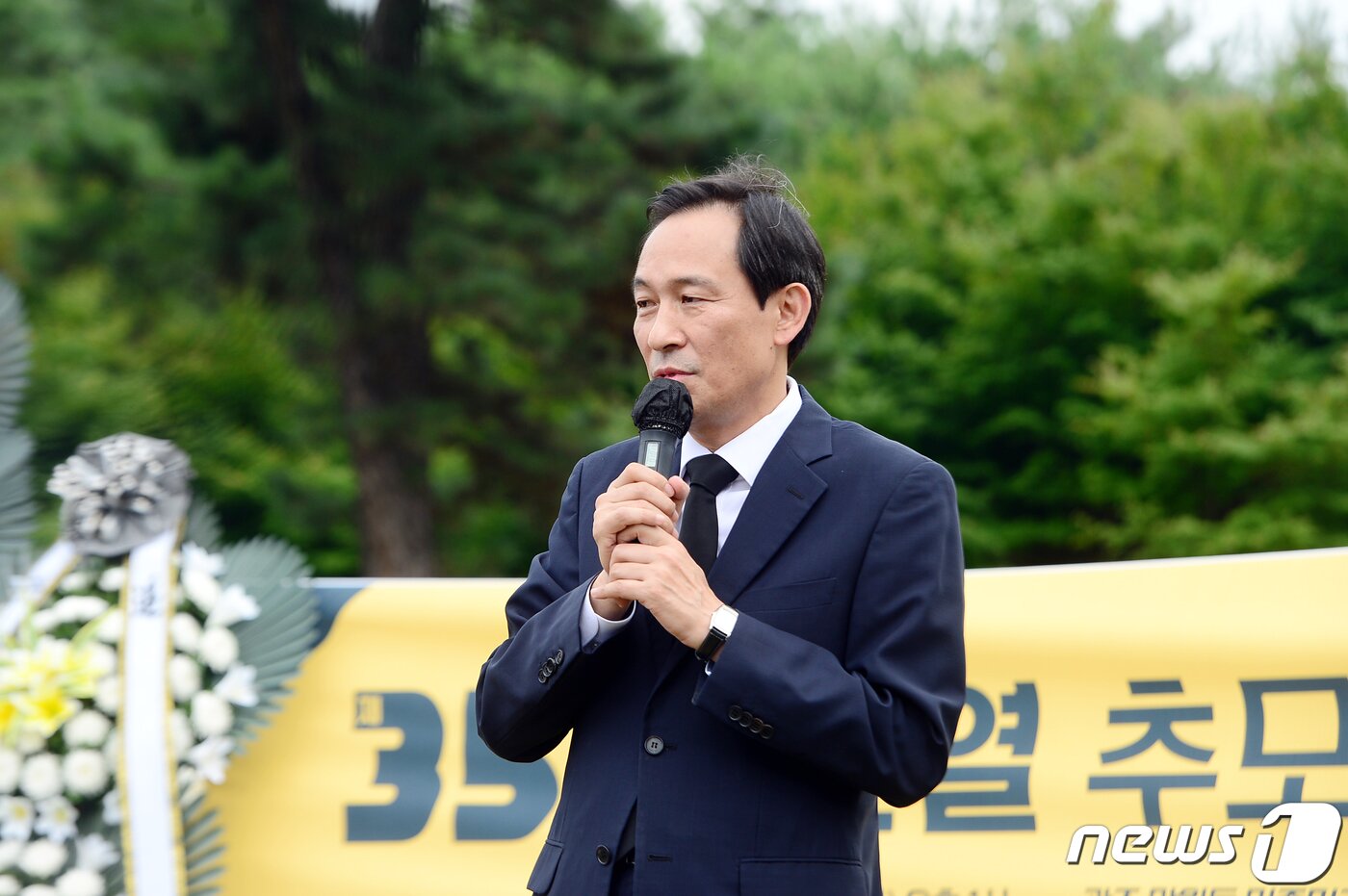 본문 이미지 - 우상호 더불어민주당 비상대책위원장이 5일 오후 광주 북구 망월동 민족민주열사묘역에서 열린 '35주기 이한열 추모제'에 참석해 추모사를 하고 있다. 2022.7.5/뉴스1 ⓒ News1 정다움 기자