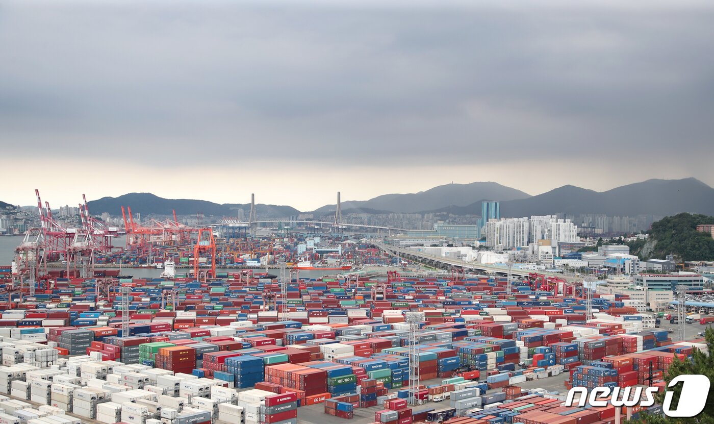 본문 이미지 - 5일 부산 남구 용당부두 야적장에 컨테이너가 가득 적재되어 있다 2022.7.5/뉴스1 ⓒ News1 김영훈 기자
