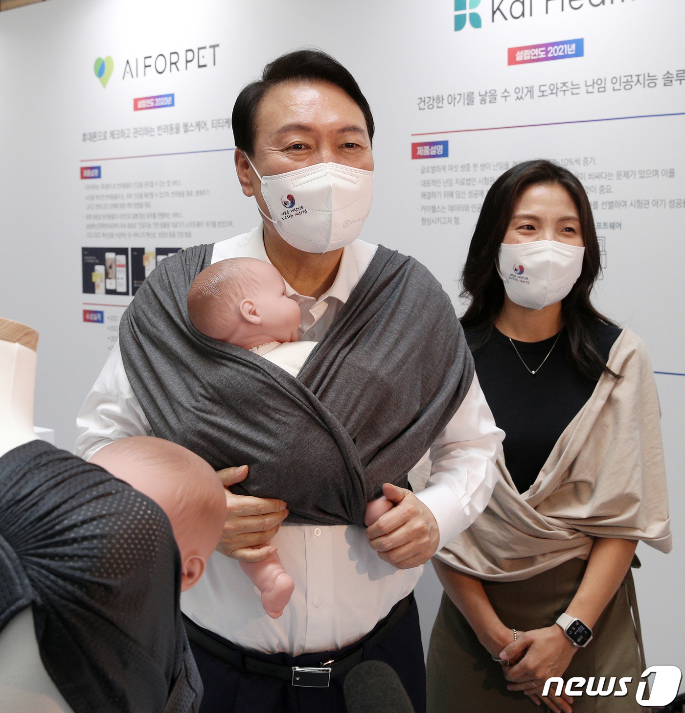 (서울=뉴스1) 안은나 기자 = 윤석열 대통령이 5일 오후 서울 여의도 중소기업중앙회관에서 제1회 여성기업주간 '여성경제인의 날 유공자 정부포상 수여식'에 참석하기 전 육아용품 브 …