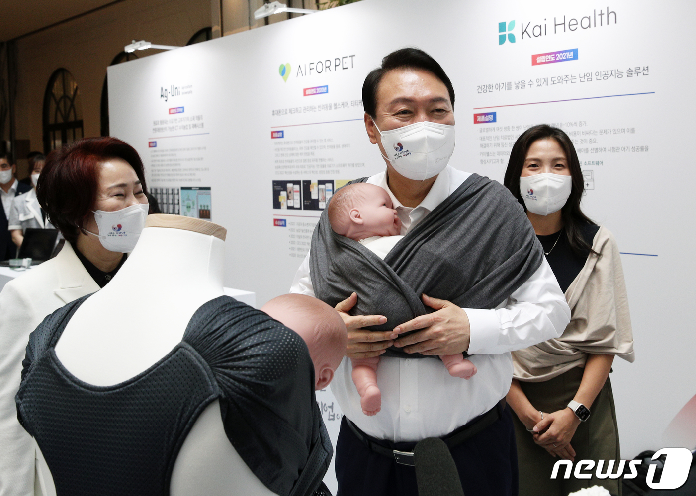 (서울=뉴스1) 안은나 기자 = 윤석열 대통령이 5일 오후 서울 여의도 중소기업중앙회관에서 제1회 여성기업주간 '여성경제인의 날 유공자 정부포상 수여식'에 참석하기 전 육아용품 브 …