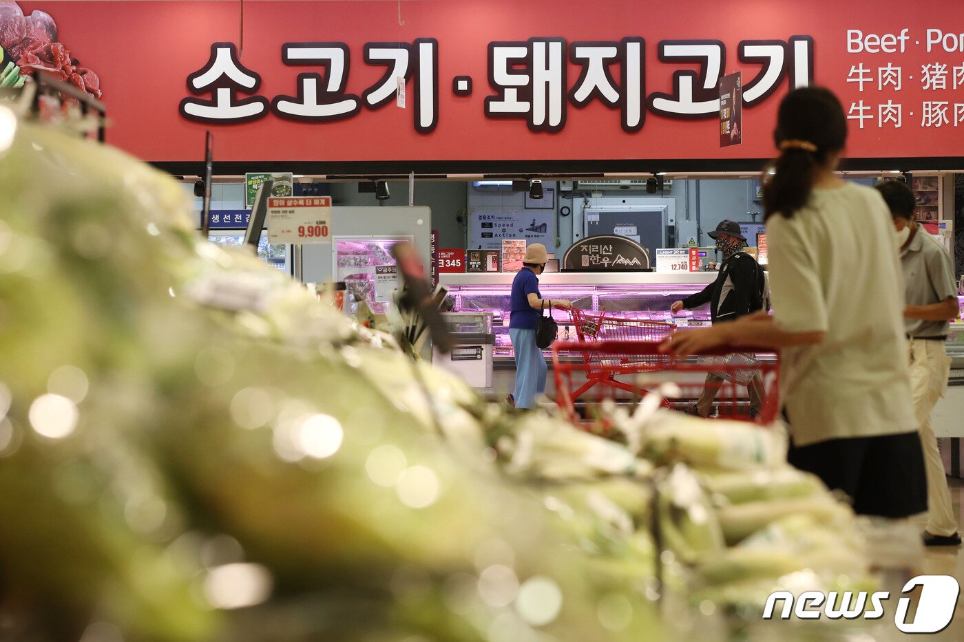 본문 이미지 - 국내 소비자물가 상승률이 IMF 외환위기 이후 약 24년 만에 6%대로 치솟은 것으로 나타난 5일 서울의 한 대형마트에서 시민들이 장을 보고 있다. 2022.7.5/뉴스1 ⓒ News1 이광호 기자