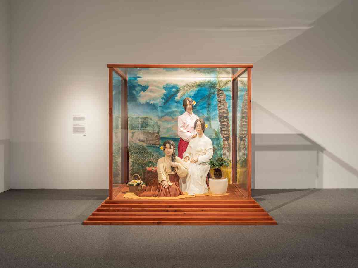 정연두의 '사진 신부', 2022, 설탕조각, 목재 유리장, 사탕수수 종이에 잉크, 220x273x246㎝. (포도뮤지엄 제공) © 뉴스1