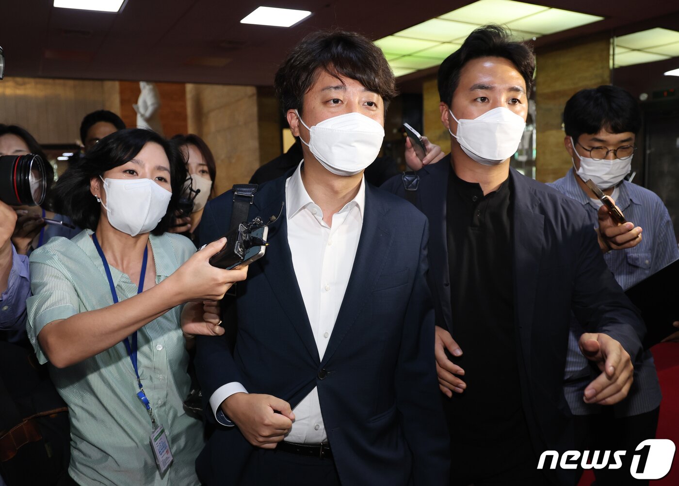 본문 이미지 - 이준석 국민의힘 대표가 5일 서울 여의도 국회 당대표실로 향하고 있다. 오는 7일 성 상납 의혹 관련 당 윤리위원회를 앞두고 있는 이 대표는 이날 이 대표는 취재진의 질문에 일절 답변하지 않았다. (공동취재) 2022.7.5/뉴스1 ⓒ News1 허경 기자