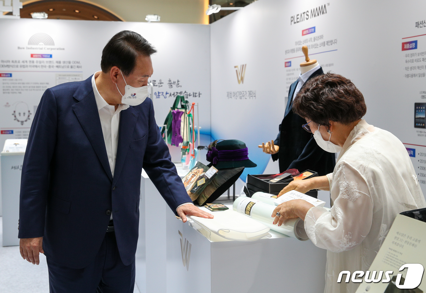 (서울=뉴스1) 안은나 기자 = 윤석열 대통령이 5일 오후 서울 여의도 중소기업중앙회관에서 제1회 여성기업주간 '여성경제인의 날 유공자 정부포상 수여식'에 참석하기 전 영도벨벳 부 …