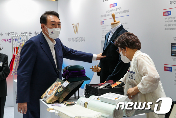 President Yoon touching velvet clothing