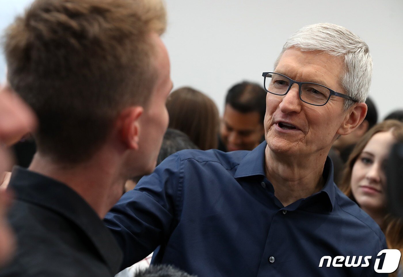 본문 이미지 - 팀 쿡 애플 최고경영자&#40;CEO&#41;는 최근 실적 발표 콘퍼런스 콜에서 &#34;6월 분기에 약 8억 달러의 관세 관련 비용이 발생했다&#34;며 &#34;9월 분기에는 새로운 관세가 부과되지 않는다고 가정할 경우 약 11억 달러의 비용이 추가될 것&#34;이라고 예상한 바 있다.  ⓒ AFP=뉴스1