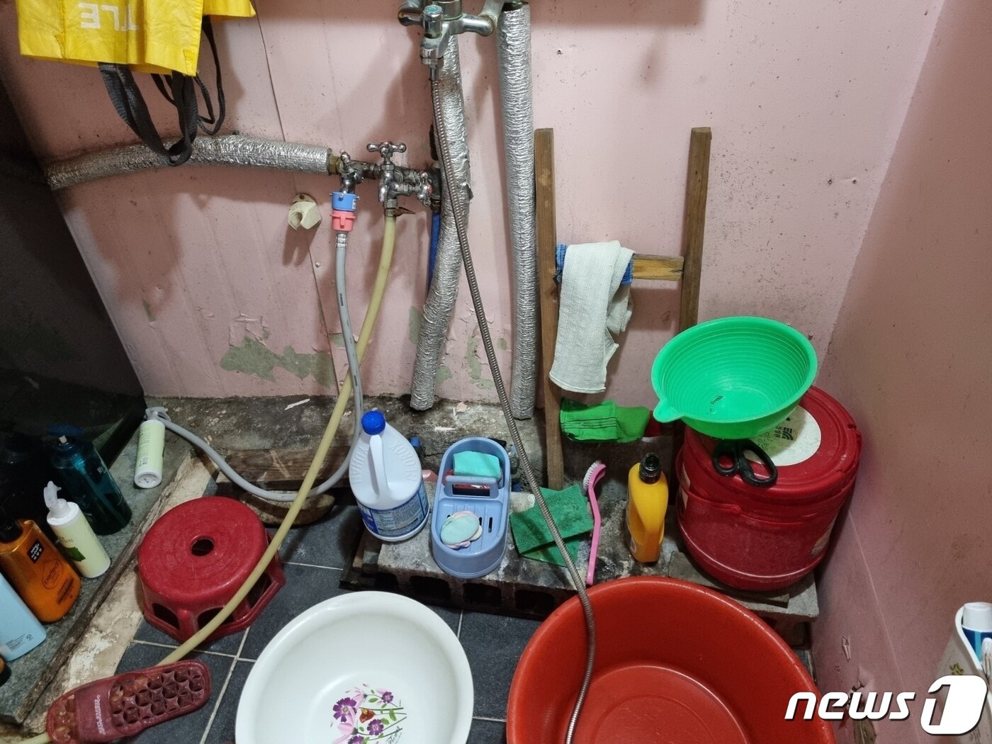본문 이미지 - A씨 집 화장실. ⓒ 뉴스1 양희문 기자