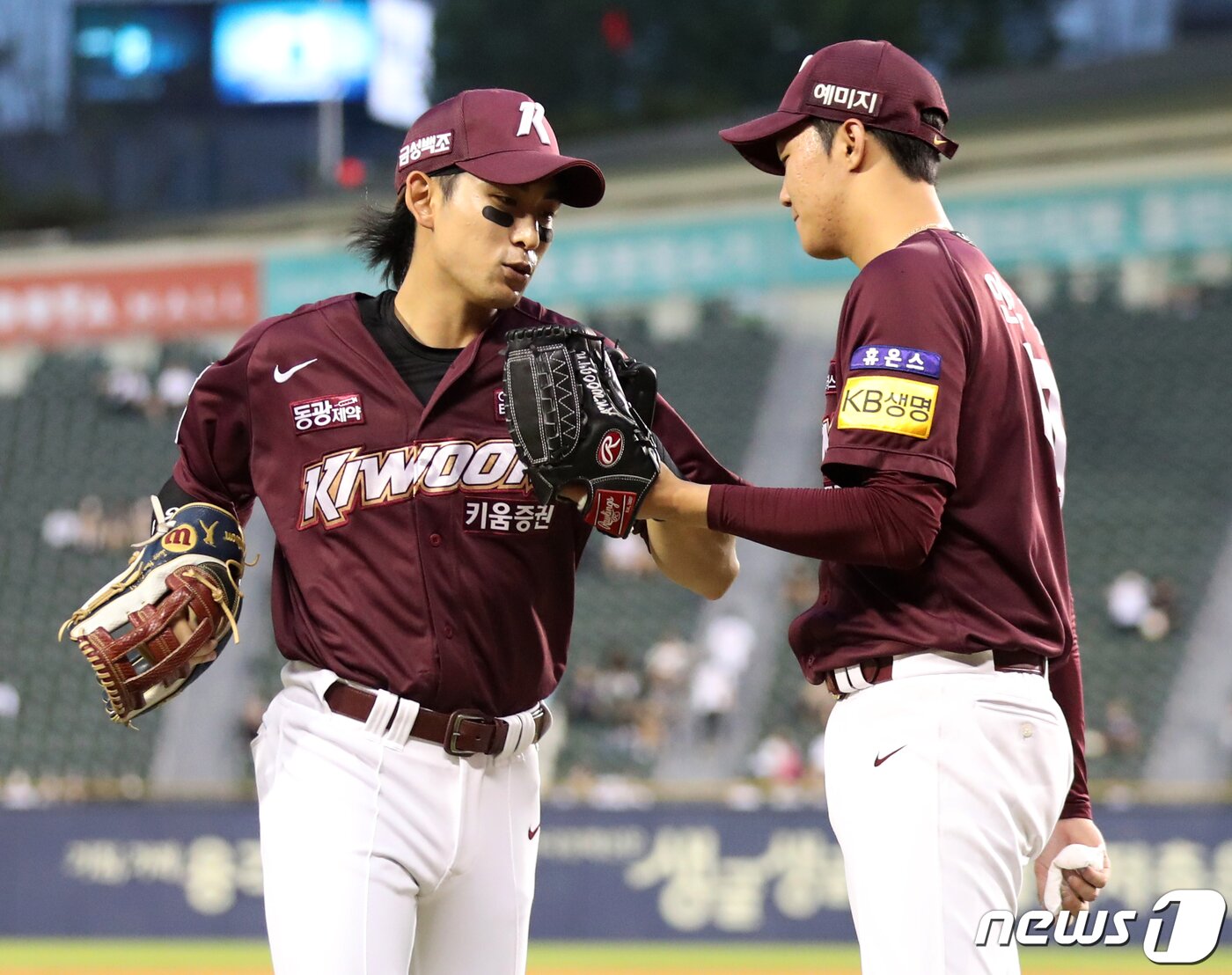 본문 이미지 - 키움 히어로즈 이정후(왼쪽)와 안우진. /뉴스1 DB ⓒ News1 김진환 기자