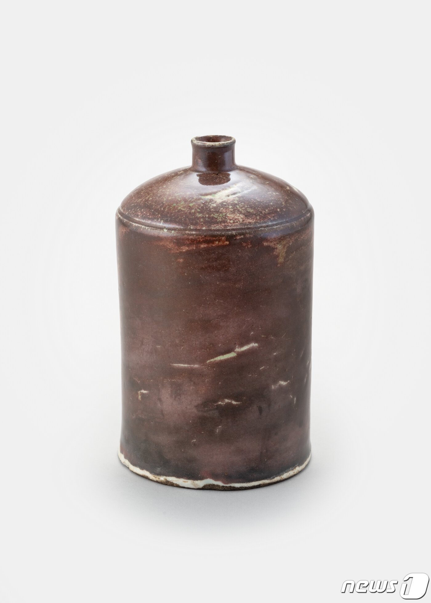 본문 이미지 - 백자동채통형병. (문화재청 제공) ⓒ 뉴스1