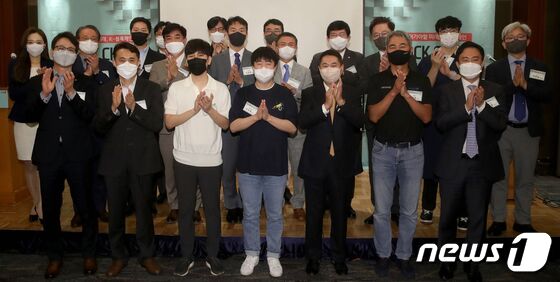 이백규 뉴스1 대표이사와 이복현 금융감독원장 등이 6일 오전 서울 중구 롯데호텔에서 뉴스1 주최로 열린 '제1회 블록체인 리더스 클럽' 조찬 행사에 참석해 기념촬영을 하고 있다. 앞쪽 두번째줄 왼쪽네번째부터 김병욱 더불어민주당 의원, 이복현 금감원장, 이백규 대표, 윤창현 국민의힘 의원, 강석훈 KDB산업은행 회장. 앞쪽 첫번째줄 왼쪽부터 이재원 빗썸 대표, 황용택 다날핀테크 대표, 김서준 해시드 대표, 이두희 멋쟁이사자처럼 대표, 이석우 두나무 대표, 장현국 위메이드 대표, 이준행 고팍스 대표. 2022.7.6/뉴스1 © News1 이광호 기자