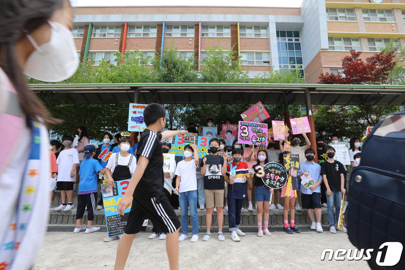 본문 이미지 - 6일 오전 경기 수원시 권선구 능실초등학교에서 학생들이 '2022년도 2학기 학생자치회 임원선거' 선거운동을 하고 있다. 2022.7.6/뉴스1 ⓒ News1 김영운 기자
