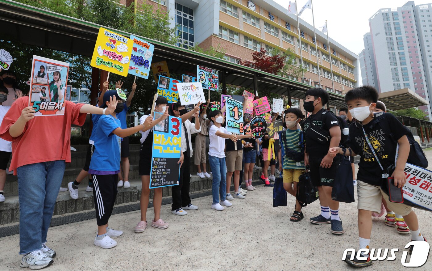 본문 이미지 - 6일 오전 경기 수원시 권선구 능실초등학교에서 학생들이 '2022년도 2학기 학생자치회 임원선거' 선거운동을 하고 있다. 2022.7.6/뉴스1 ⓒ News1 김영운 기자