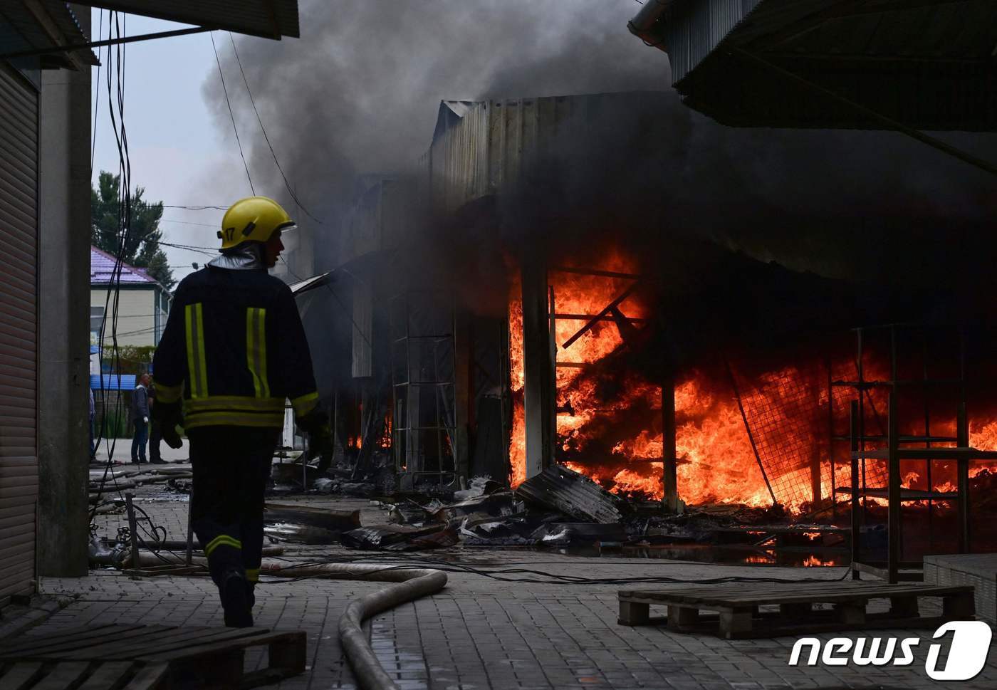 본문 이미지 - 5일(현지시간) 우크라이나 도네츠크 슬로뱐스크에서 러시아 군의 미사일 포격을 받은 중앙 시장이 불길에 휩싸여 있다. ⓒ AFP=뉴스1 ⓒ News1 우동명 기자