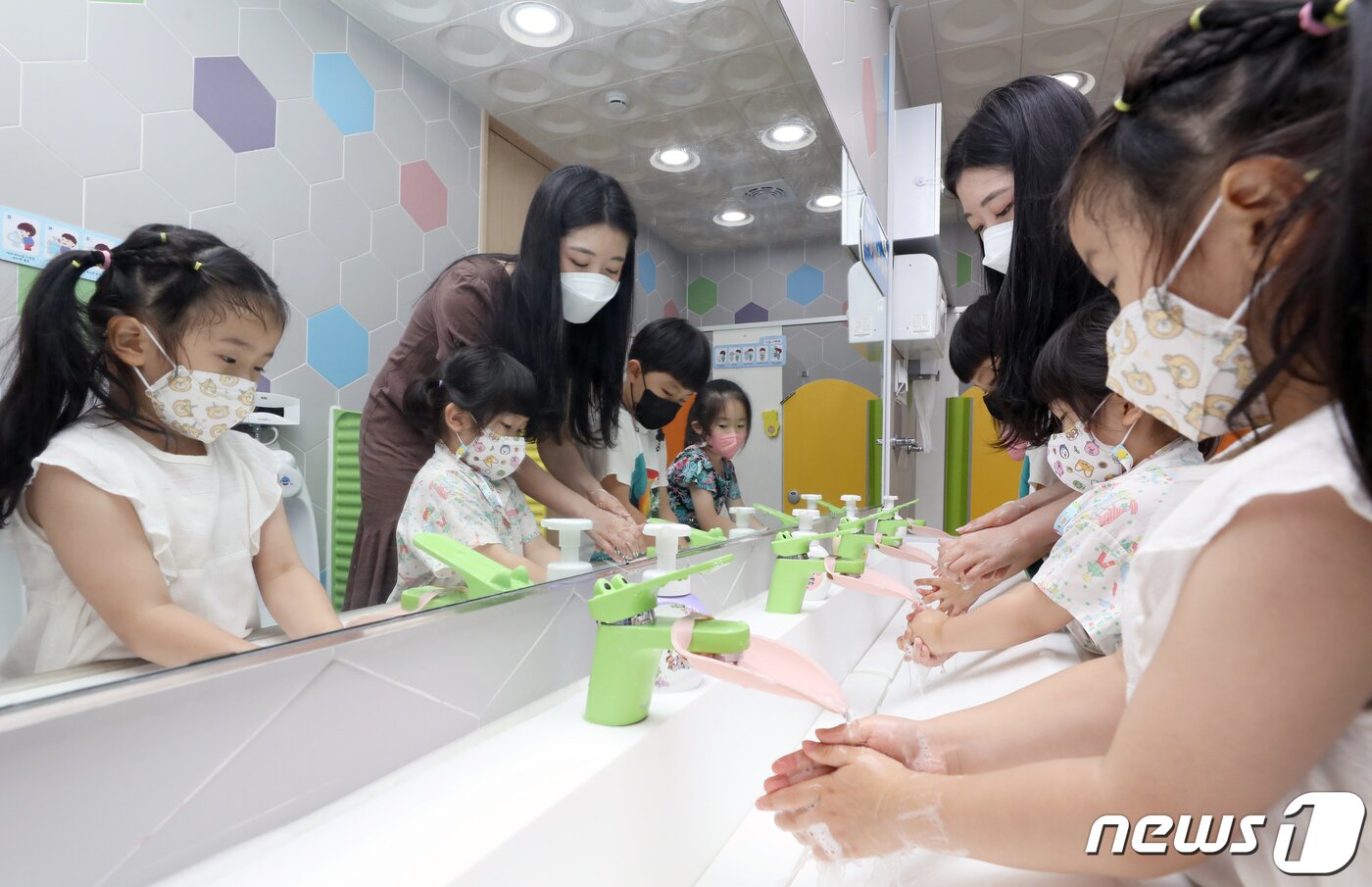 본문 이미지 - 어린이들이 6일 오전 경기 부천시 중동센트럴파크 어린이집에서 코로나19 예방을 위해 손씻기를 하고 있다. 2022.7.6/뉴스1 ⓒ News1 정진욱 기자