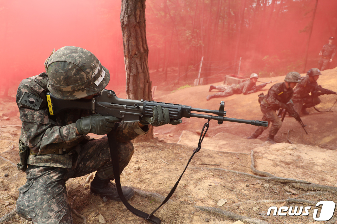 (대구=뉴스1) 공정식 기자 = 6일 오전 대구 육군 50사단 신병교육대대 각개전투 교장에서 훈련병들이 각개전투 훈련을 하고 있다.이들은 코로나19 사태로 이후 2년 5개월 만인 …