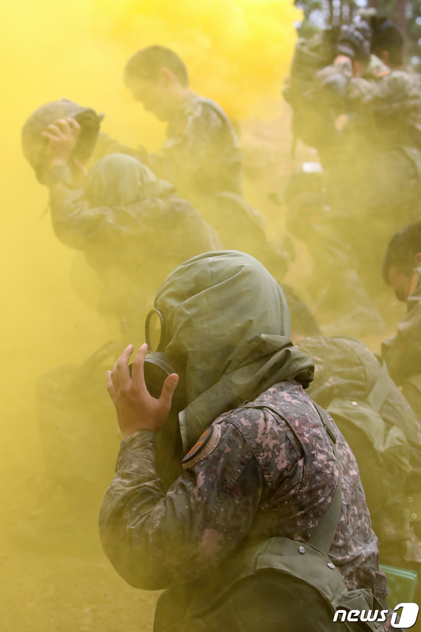 (대구=뉴스1) 공정식 기자 = 6일 오전 대구 육군 50사단 신병교육대대 각개전투 교장에서 훈련병들이 각개전투 훈련을 하고 있다.이들은 코로나19 사태로 이후 2년 5개월 만인 …