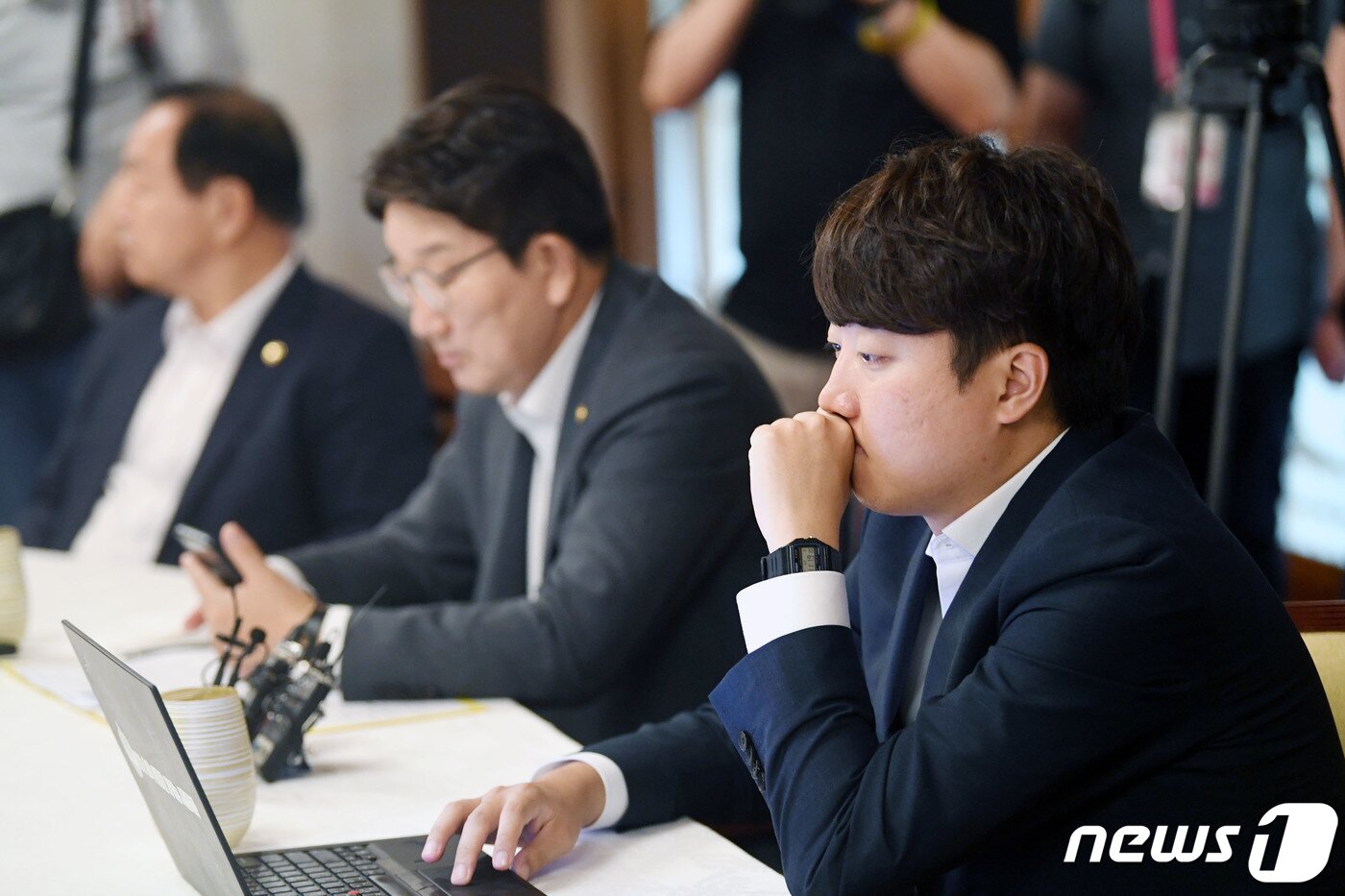 본문 이미지 - 이준석 국민의힘 대표가 6일 오전 서울 삼청동 총리공관에서 윤석열 정부 출범 뒤 처음으로 열린 고위 당정 협의회에서 생각에 잠겨 있다. 2022.7.6/뉴스1 ⓒ News1 국회사진취재단