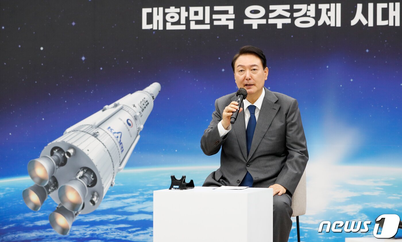 본문 이미지 - 윤석열 대통령이 6일 오후 대전 유성구 한국항공우주연구원에서 열린 우주경제 비전 선포식에서 모두발언을 하고 있다. 대통령실사진기자단 2022.7.6/뉴스1 ⓒ News1 안은나 기자