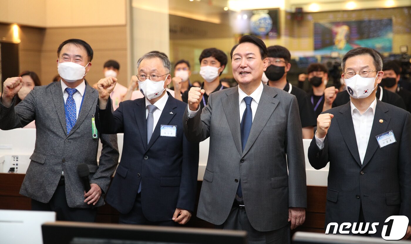 본문 이미지 - 윤석열 대통령이 6일 오후 대전 유성구 한국항공우주연구원에서 열린 우주경제 비전 선포식을 마친 후 위성운영동 종합관제실을 찾아 직원들과 기념촬영하고 있다. 대통령실사진기자단 2022.7.6/뉴스1 ⓒ News1 안은나 기자