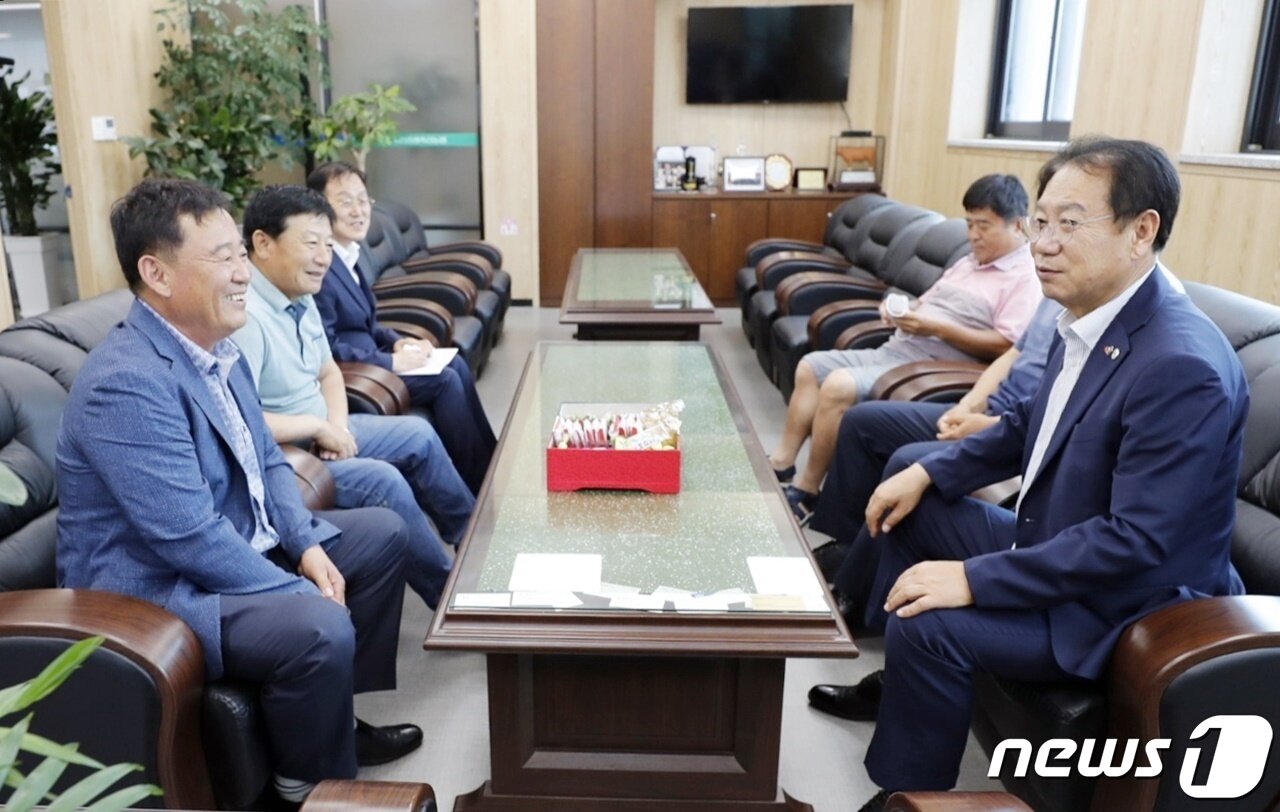 본문 이미지 - 송인헌 괴산군수(오른쪽)가 취임 이후 괴산증평축협 등을 방문하는 등 소통행보를 이어가고 있다.(괴산군 제공)ⓒ 뉴스1