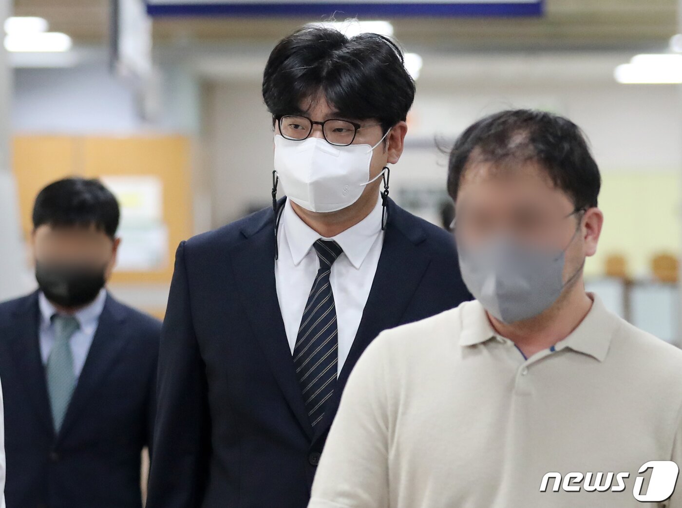 본문 이미지 - 송치형 두나무 회장이 6일 서울 서초구 중앙지방법원에서 열린 특정범죄가중처벌등에관한법률위반(사기 등) 관련 공판에 출석하고 있다. 2022.7.6/뉴스1 ⓒ News1 김진환 기자