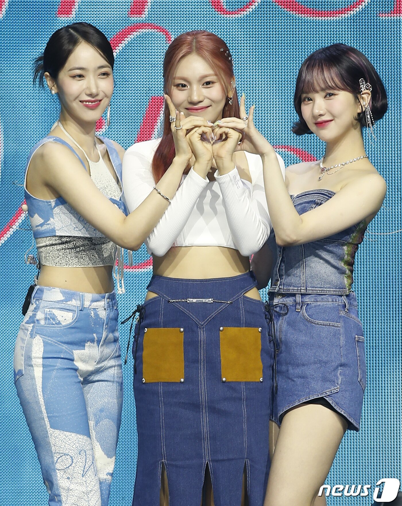 본문 이미지 - 걸그룹 VIVIZ(비비지) 신비(왼쪽부터)와 엄지, 은하가 6일 서울 광진구 예스24라이브홀에서 가진 두 번째 미니앨범 ‘서머 바이브(Summer Vibe)’ 발매 쇼케이스에서 포즈를 취하고 있다. 2022.7.6/뉴스1 ⓒ News1 권현진 기자