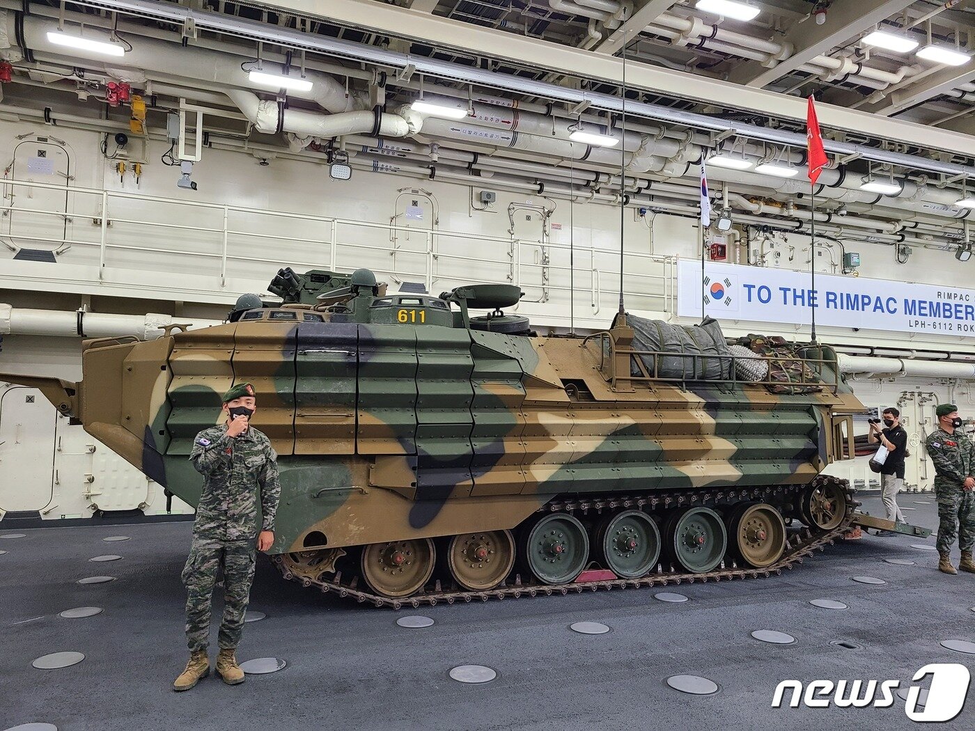 본문 이미지 - '마라도함' 내부의 한국형 상륙돌격장갑차 KAAV의 모습.ⓒ 뉴스1