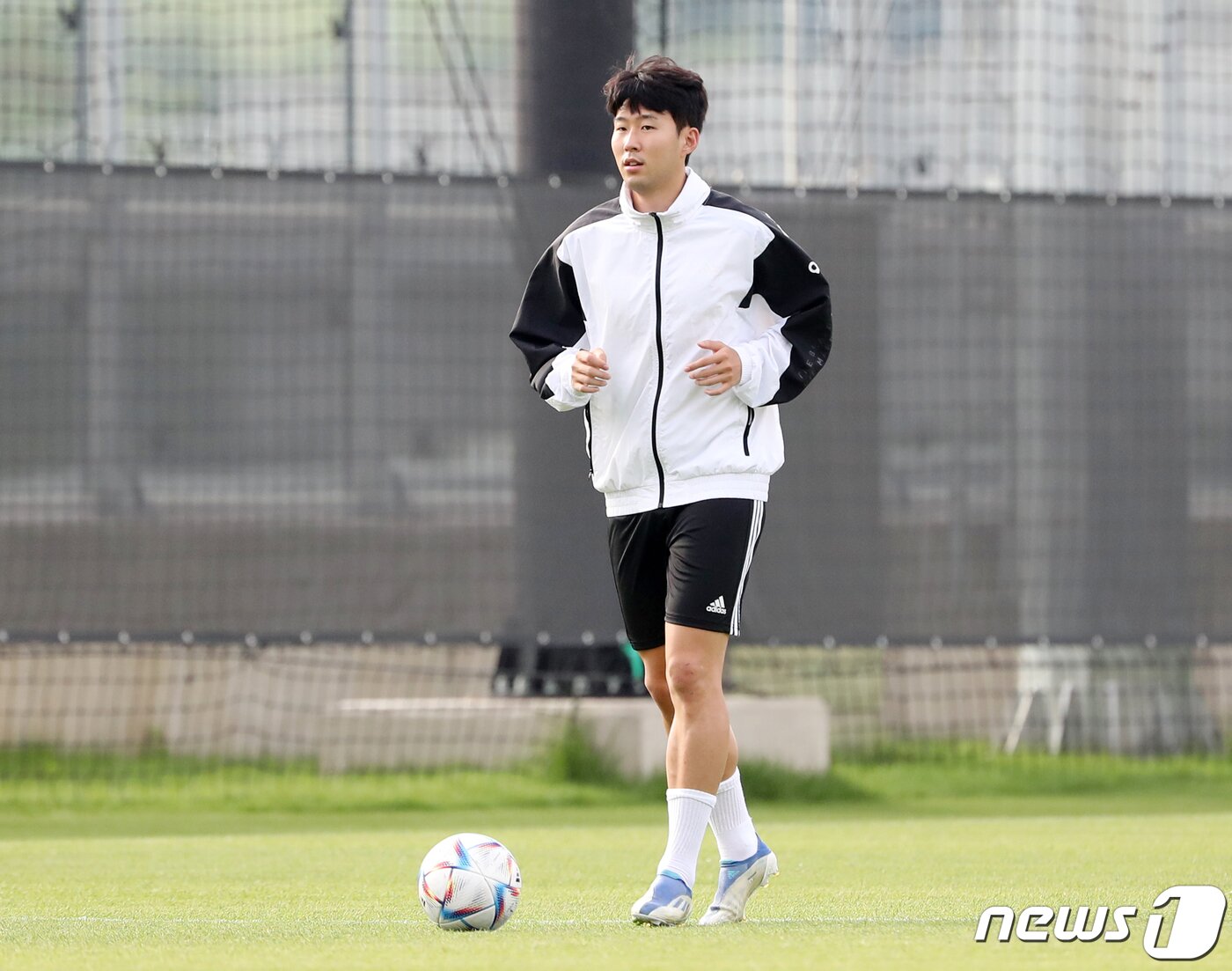 본문 이미지 - 대한민국 축구 국가대표팀의 에이스 손흥민이 6일 오후 경기도 성남시 성남FC 클럽하우스 내 그라운드에서 몸을 풀고 있다. 2022.7.6/뉴스1 ⓒ News1 김진환 기자